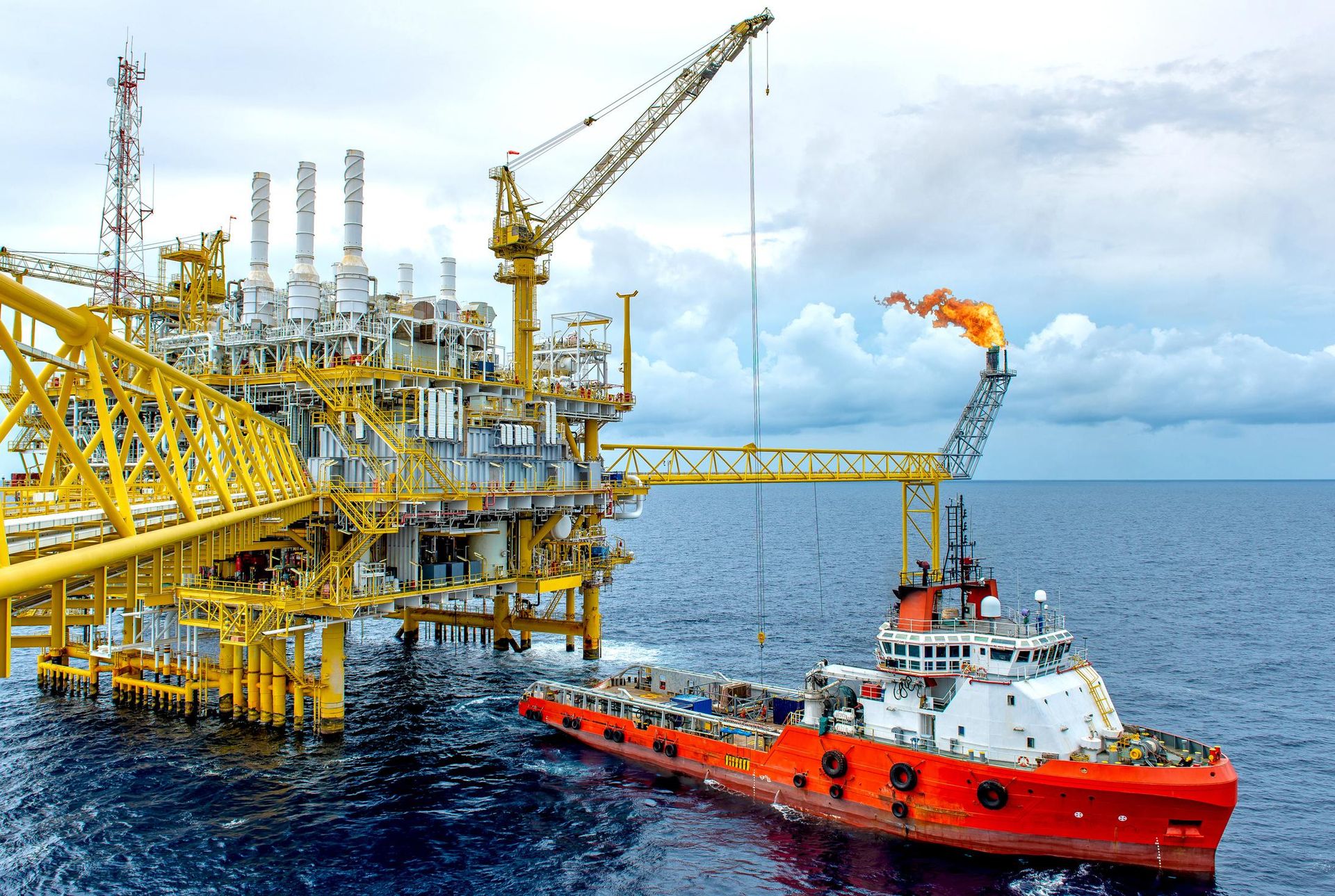 Plataforma offshore e embarcação de apoio